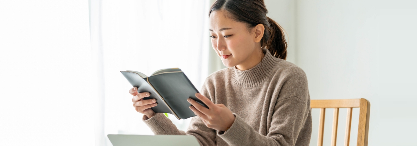 メモを書く女性