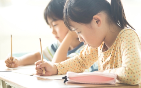 子供達が勉強する様子